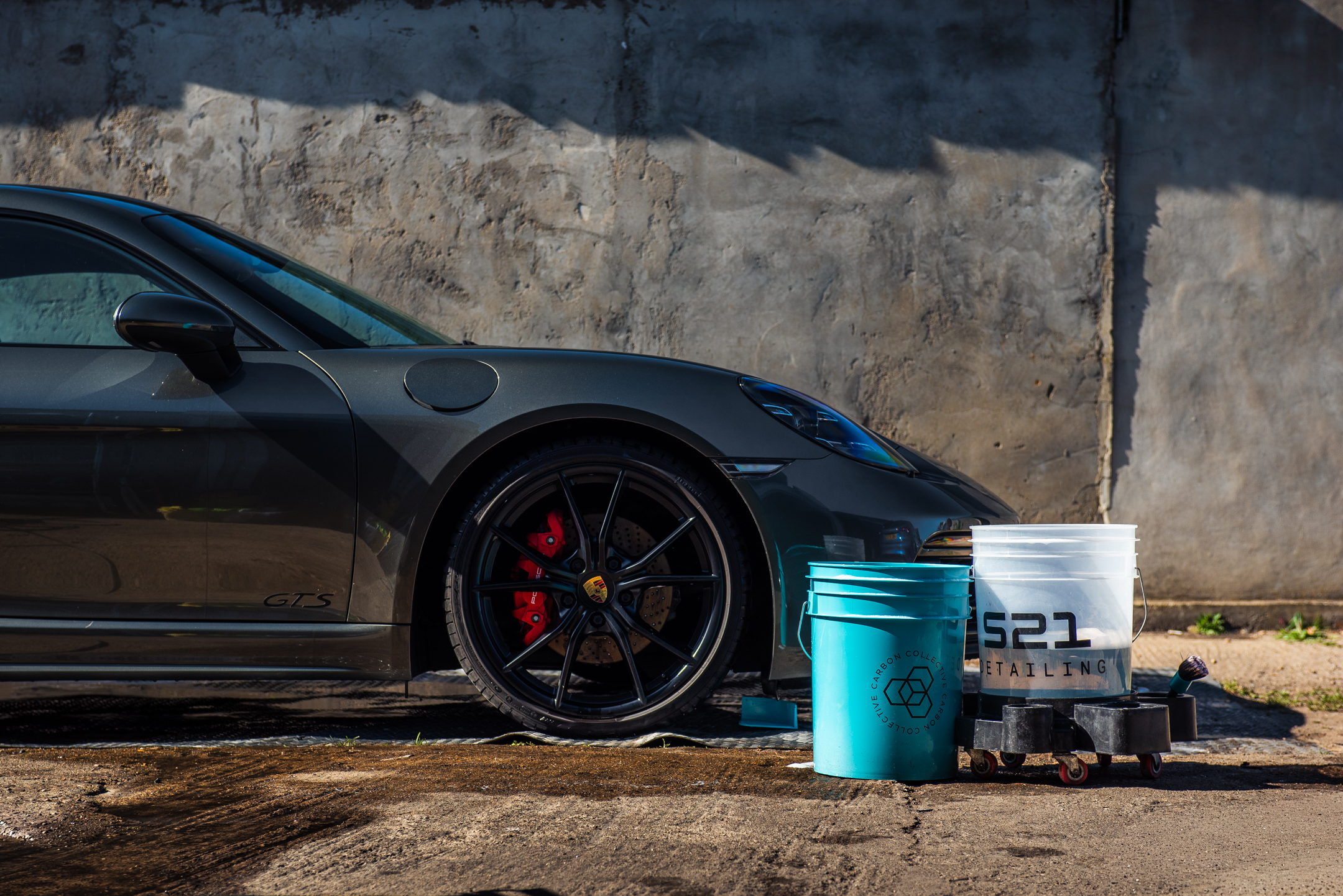 Porsche side profile beside S21 detailing buckets